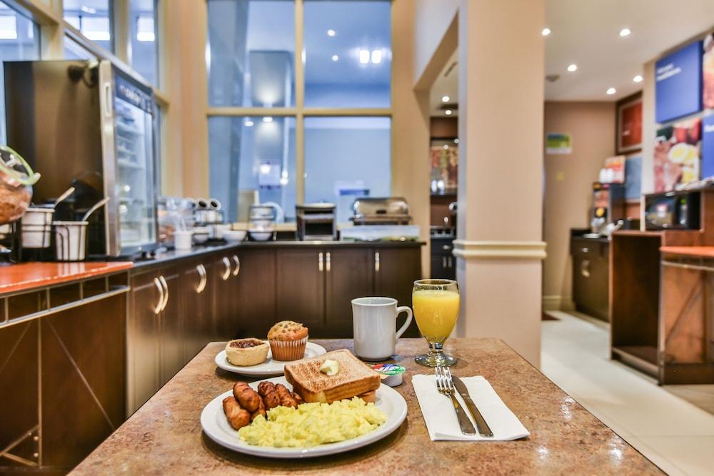 Comfort Inn & Suites Ambassador Bridge Windsor Buitenkant foto