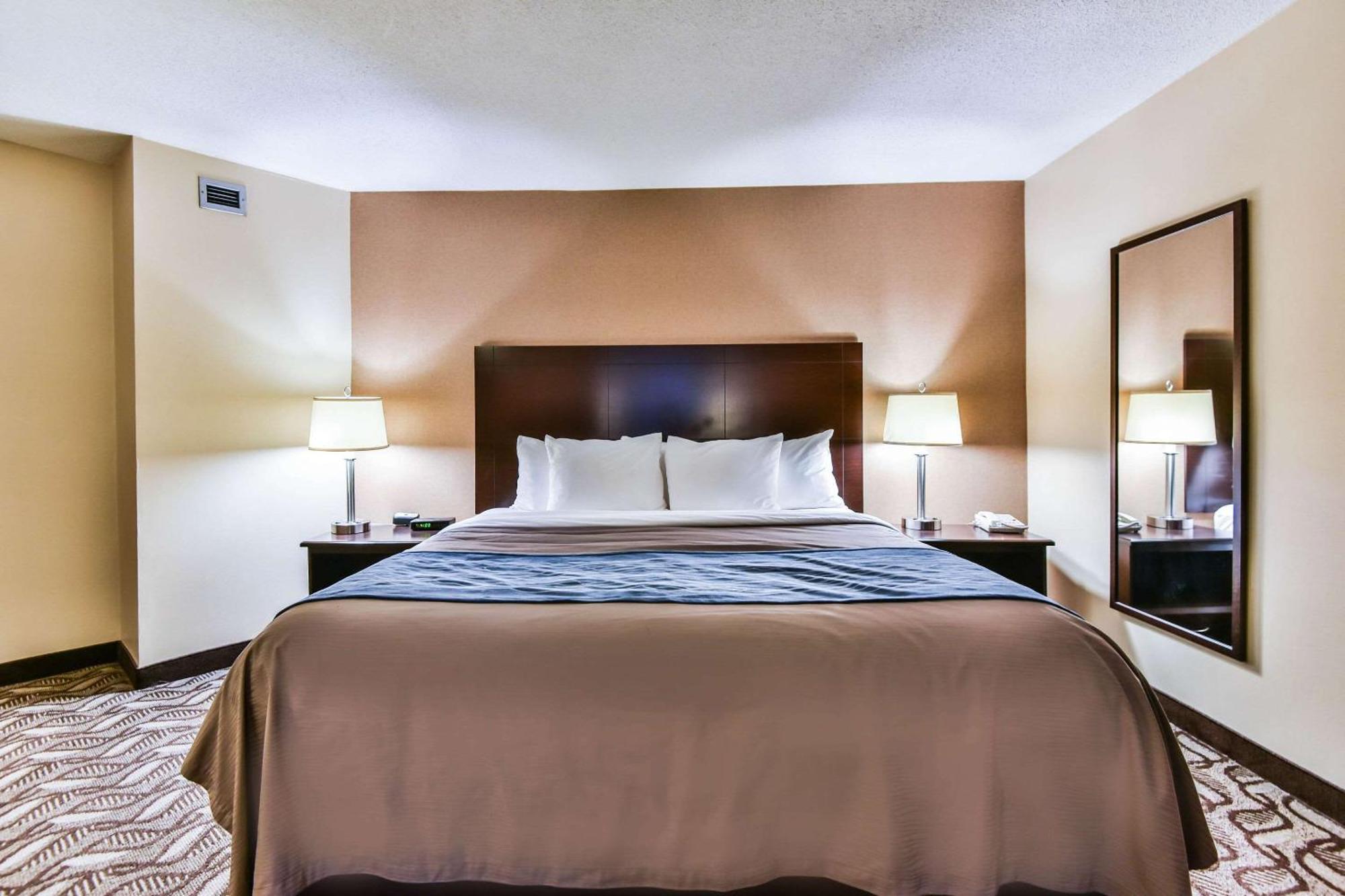 Comfort Inn & Suites Ambassador Bridge Windsor Buitenkant foto
