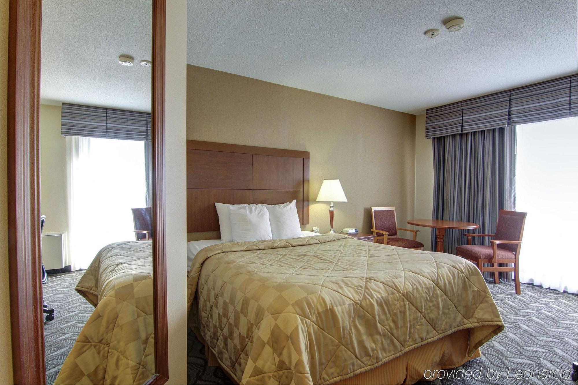 Comfort Inn & Suites Ambassador Bridge Windsor Buitenkant foto