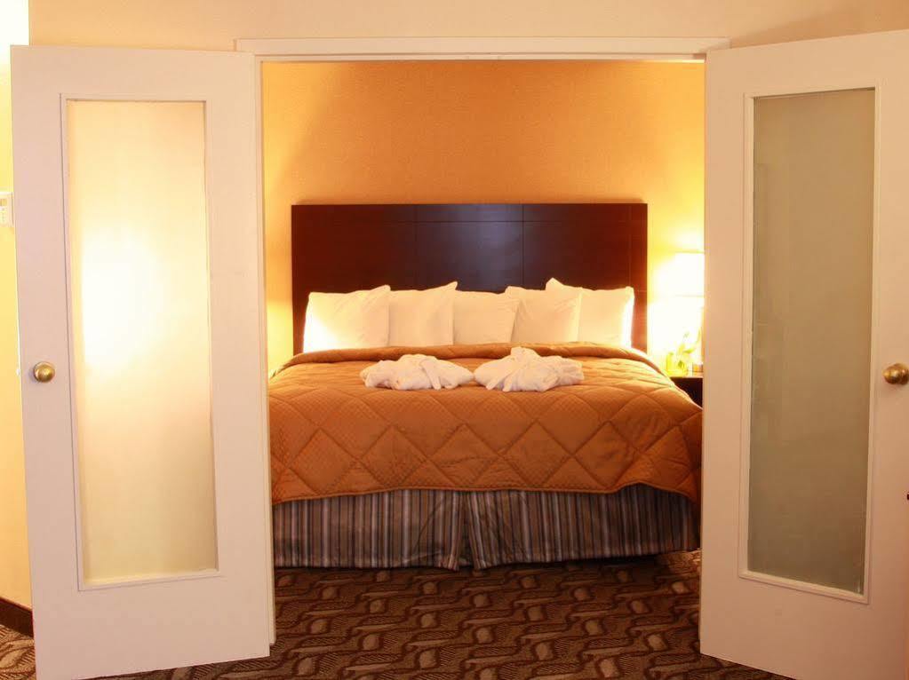 Comfort Inn & Suites Ambassador Bridge Windsor Buitenkant foto
